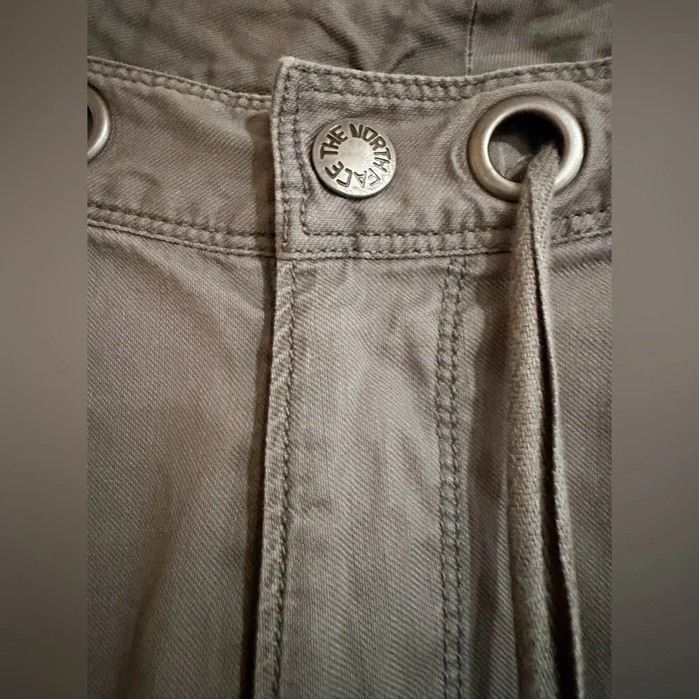 The North Face Gray Roll Up  Hem Hiking Pants Size men’s Size M